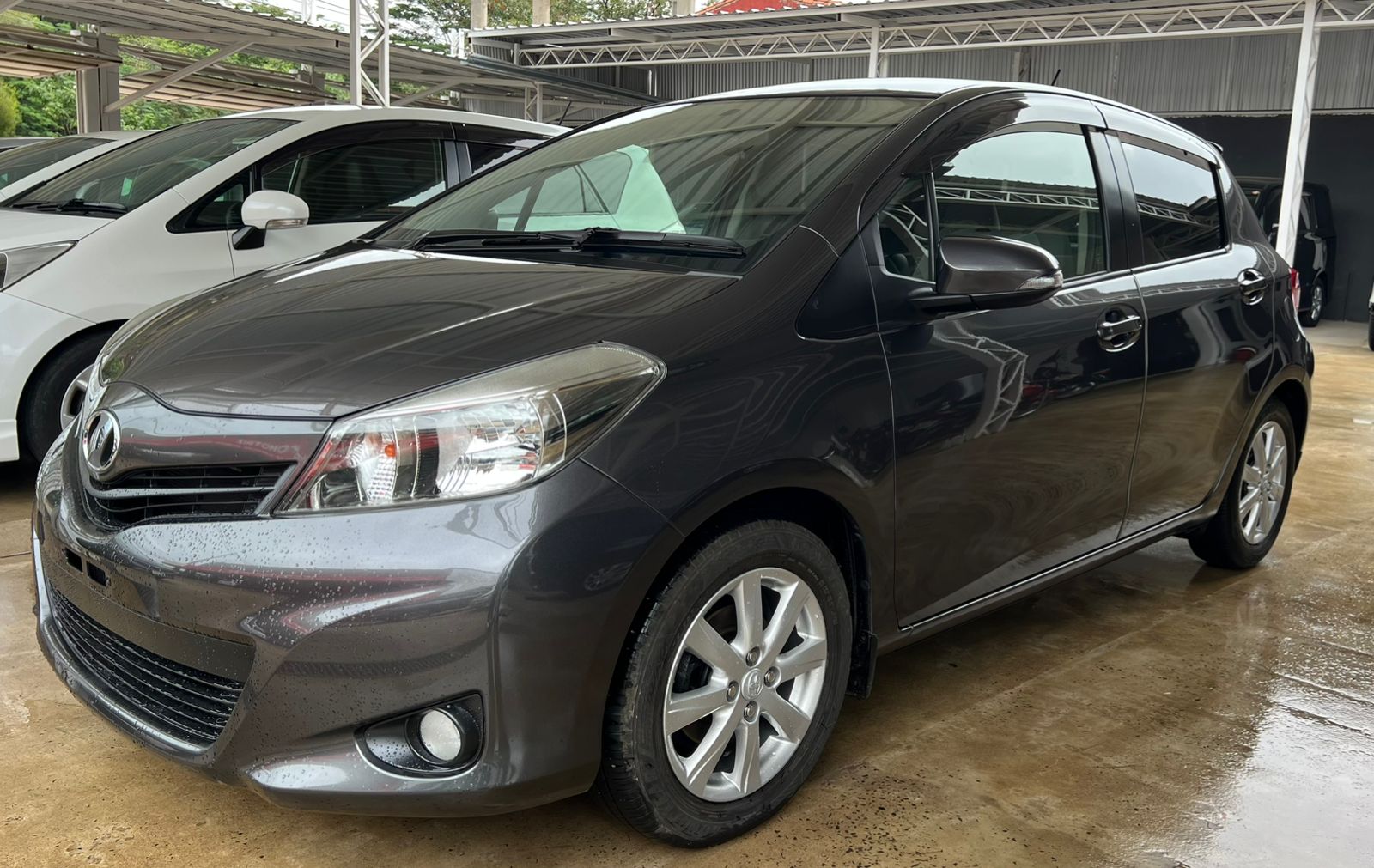 Toyota VITZ 2011