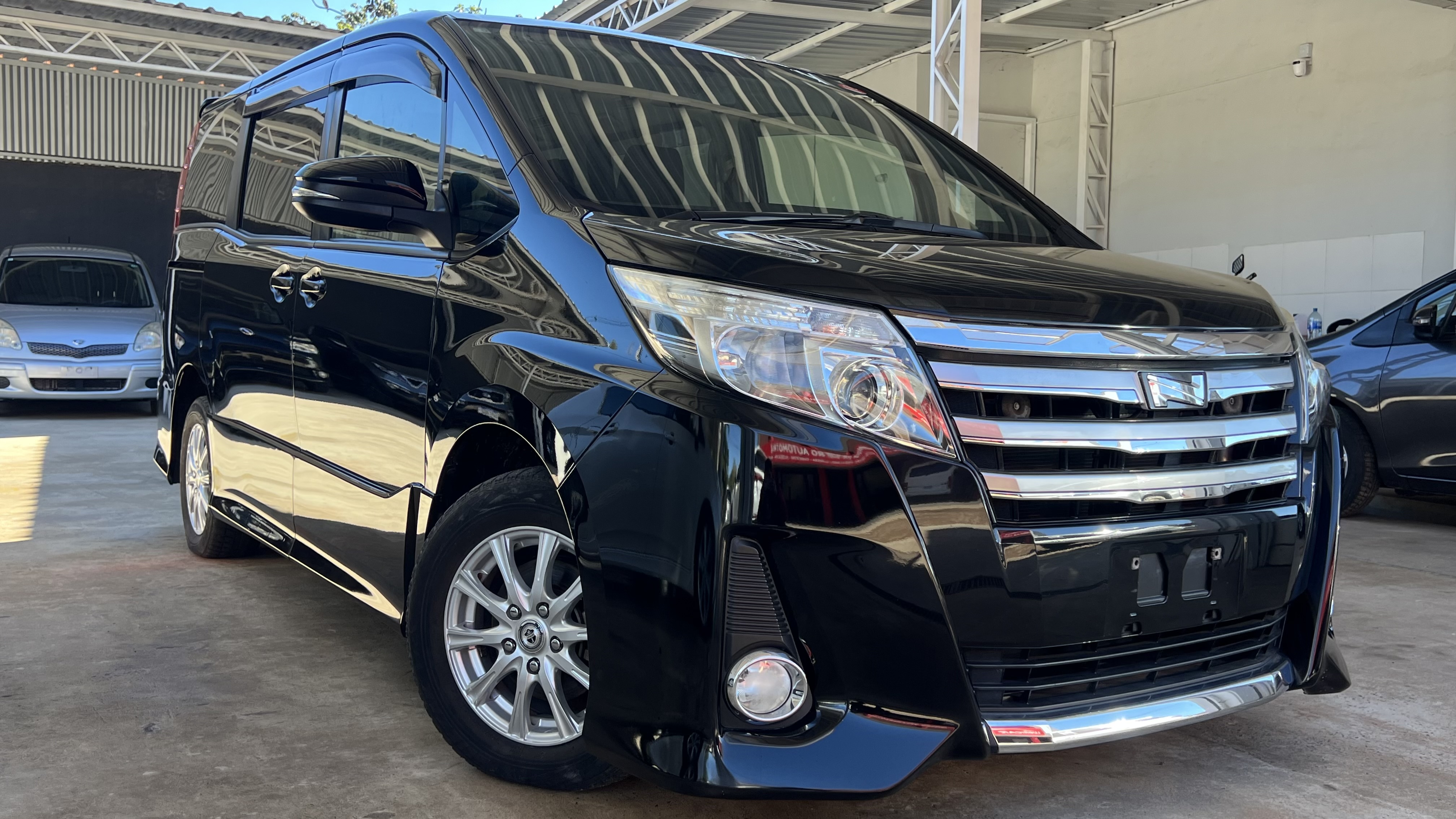 Toyota NOAH 2014